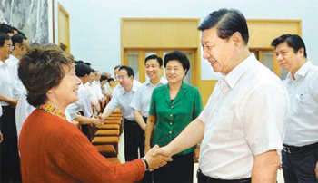 중국 베이징 인근의 바닷가 휴양도시 베이다이허에 중국의 차기 최고지도자 시진핑 국가부주석(오른쪽에서 두 번째)이 모습을 드러냈다. 차기 상무위원으로 유력하게 거론되는 류옌둥 국무위원, 리위안차오 공산당 중앙조직부장 등이 시 부주석을 수행했다. 신화통신 홈페이지