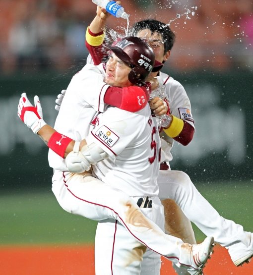 넥센 박병호(오른쪽)가 6월13일 목동 KIA전 9회말 끝내기안타를 친 뒤 물 세리머니를 받고 있다. 박병호는 그 어떤 홈런보다 이 장면을 올해 최고의 순간으로 꼽는다. 사진제공｜스포츠코리아