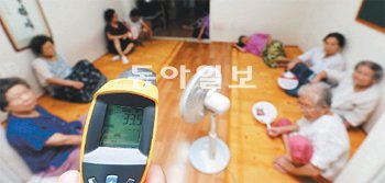 서울 지역 낮 최고기온이 36도까지 치솟은 6일 오후 종로구 무악동의 ‘무더위 쉼터’인 한 노인정에 노인들이 선풍기만 켜 놓은 채 앉아 있다. 취재팀의 온도계는 실내온도 33.5도를 가리키고 있다. 변영욱 기자 cut@donga.com