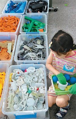 2일 서울 송파구 장지동 자원순환공원 중앙지원센터동에서 열린 ‘장난감 교실’에 참여한 어린이가 폐장난감 더미에서 장난감 재료를 고르고 있다. 변영욱 기자 cut@donga.com