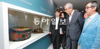 6일 서울 서초구 서초동 국악박물관 재개관 기념식에 참석한 최광식 문화체육관광부 장관(가운데)과 이동복 국립국악원장(오른쪽)이 7일부터 일반에 공개되는 ‘1900년 파리, 그곳에 국악’ 특별전을 미리 둘러보며 용고(앞쪽)와 북 등 전시물에 대해 이야기를 나누고 있다. 김미옥 기자 salt@donga.com