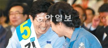 겉으로는 웃지만… 새누리당 박근혜 의원과 김문수 경기도지사(왼쪽)가 6일 오후 서울 송파구 올림픽체조경기장에서 열린 새누리당 대선후보 서울 합동연설회에서 웃으며
얘기를 나누고 있다. 김동주 기자 zoo@donga.com