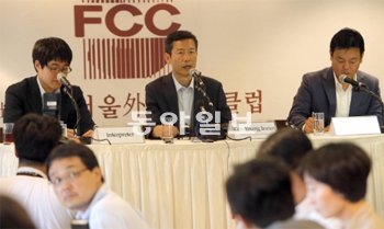 북한인권운동가 김영환 씨(가운데)가 6일 오후 서울 중구 한국프레스센터에서 열린
외신기자회견에 참석해 중국에서 당한 전기고문 등 인권침해에 대한 질문에 답하고
있다. 원대연 기자 yeon72@donga.com