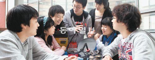 숭실대의 교육이념은 ‘진리와 봉사’다. 발명대회에서 수십 회 입상한 실력을 바탕으로 20년 넘게 여름방학마다 시골학교를 찾아 발명학교를 열고 재능을 나누는 발명동아리 ‘바람개비’ 학생들의 모습. 숭실대 제공