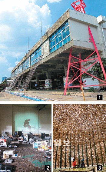 일본 니가타 현 니가타 시에서 열리는 ‘물과 흙의예술제’는 항구도시의 특성을 살려 지금은 사용하지 않는 부둣가의 공간을 주 전시장으로 활용했다.[1] 옛 수산회관에 설치된 핑크빛 구조물은 배를 항구로 유도하는 타워를 재현한 작품이다. [2] 버려진 물건으로 도시의 기억을 담아낸 설치작품. [3] 대나무로 만든 대만 작가의 설치작품 ‘불사조’의 내부. 니가타=고미석 전문기자 mskoh119@donga.com