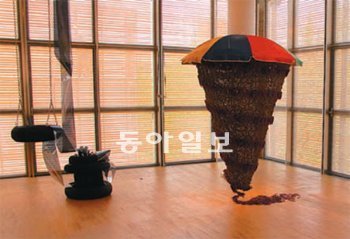 모기향으로 만든 구동희 씨의 나선형 구조물. 고미석 전문기자 mskoh119@donga.com