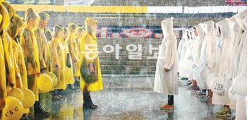 1997년 연말 가요 시상식 공개방송에 입장하기 전 대치하고 있는 흰색 옷의 H.O.T 팬들과 노란색 일색의 젝스키스 팬들. 당시 이들에게는 ‘오빠’들이 전부였다. 케이블채널 tvN 드라마 ‘응답하라 1997’이 팽팽한 기싸움 현장을 재연했다. CJ E&M 제공