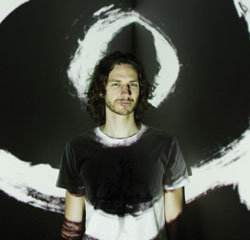 전화로 만난 고티에는 “그렇게 오랫동안 빌보드 정상을 차지할 줄 전혀 예상 못했다”면서 “다른 사람들이 아직 생각한 적 없는 의외의 것들을 찾아내는 데 계속 진력하고 싶다”며 웃었다. 유니버설뮤직코리아 제공