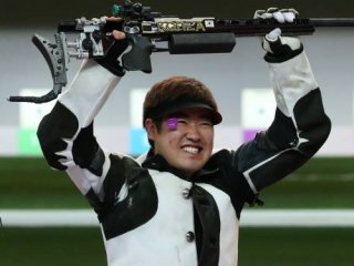 (런던=연합뉴스) 김종현이 6일 오후(현지시간) 영국 런던 왕립 포병대 사격장에서 열린 남자 50m 소총 3자세 결선에서 은메달을 차지한 뒤 기뻐하고 있다