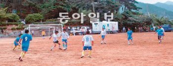 지난해 8월 15일 광복절을 기념해 열린 화산면민의 날 체육대회에서 주민들이 축구를 하고 있다. 해남군 제공