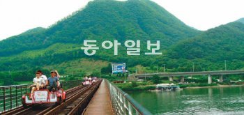 경춘선 폐철로를 활용한 레일바이크가 10일 개통된다. 춘천시 김유정역∼강촌역 8.2km로 북한강변의 수려한 경관을 감상하며 레일바이크를 즐길 수 있어 지역의 새로운 관광명물로 떠오를 것으로 전망된다. 춘천시 제공
