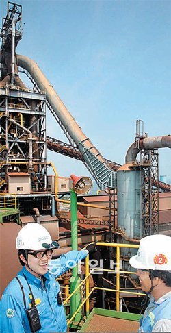 포항제철소 4고로에 설치된 고압가스 배기설비. 포스코는 폐열과 폐가스로 발전기 터빈을 돌려 제철소에서 소비하는 에너지의 절반 이상을 충당하고 있다. 포스코 제공