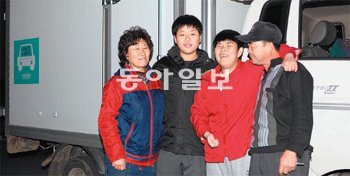 지난해 10월 현대자동차그룹 ‘기프트카 시즌2 캠페인’의 수혜자로 뽑힌 박천평 씨 가족. 현대차그룹 제공