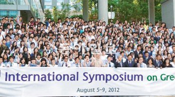 서울 하나고에서 열린 ‘제3회 하나 청소년 국제학술심포지엄’에 참석한 학생과 교사들이 7일 토론 일정을 모두 마친 뒤 기념촬영을 하고 있다. 김도형 기자 dodo@donga.com