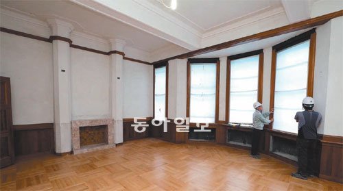 7일 병원 본관으로 쓰였던 귀빈응접실에서 막바지 복원 공사가 진행되고 있다. 최혁중 기자 sajinman@donga.com