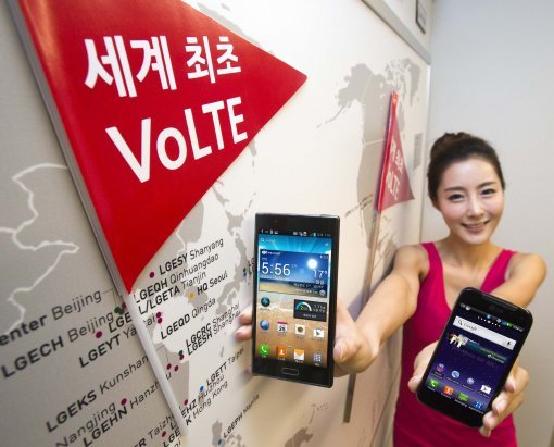 4G LTE망을 통한 고품질 음성통화 서비스 ‘VoLTE’가 이동통신 업계의 화두로 떠올랐다. 하지만 아직 다른 이동통신사 
가입자와 통화를 할 수 없는 등 풀어야할 과제가 많다. LG전자가 내놓은 VoLTE용 단말기 ‘옵티머스LTE2’. 
사진제공｜LG전자
