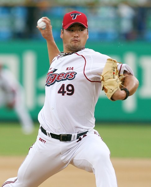 KIA 김진우가 8일 광주 넥센전에 선발 등판해 힘차게 공을 던지고 있다. 후반기 들어 에이스의 위용을 과시하고 있는 김진우는 이날 8이닝 무실점으로 시즌 6승째(4패)를 수확하며 팀의 4연승을 이끌었다. 사진제공｜스포츠코리아