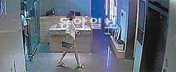 피해여성의 생전 마지막 모습 피해여성 이모 씨가 지난달 30일 오후 11시경 H산부인과에 걸어 들어가고 있는 모습이 담긴 폐쇄회로(CC)TV 화면. 서울서초경찰서 제공