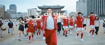 가수 싸이의 런던 올림픽 국악 응원가 ‘코리아’ 뮤직비디오. 국립국악원 홈페이지