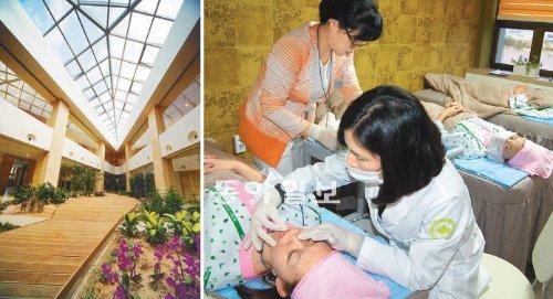 대전 유성구 지족동에 최근 개원한 대전선병원 국제검진센터 내부의 하늘정원.(왼쪽) 지난달 28일 대전대한방병원을 방문한 일본인 의료관광객들이 병원 내 한방성형센터에서 주름살 제거 시술을 받고 있는 모습. 선병원·대전대한방병원 제공