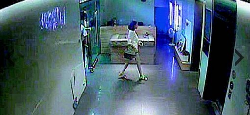 피해여성 이모 씨가 지난달 30일 오후 11시경 H산부인과에 걸어 들어가고 있는 모습이 담긴 CCTV 화면 (출처= 서울서초경찰서 제공)