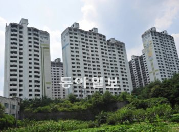 14년째 공사가 중단된 울산 울주군 삼남면 장백임대아파트 전경. 정재락 기자 raks@donga.com