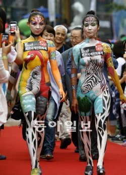 만화의 모든 것을 한눈에 보고 느낄 수 있는 제15회 부천국제만화축제(BICOF 2012)가 15∼19일 부천시 한국만화영상진흥원과 그 일대에서 열린다. 지난해 축제의 거리 퍼레이드와 로드쇼 장면. 부천시 제공