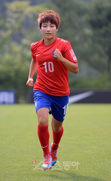 U-20 여자월드컵에 출전하는 대표팀의 간판 공격수 여민지가 9일 파주NFC에서 가벼운 러닝으로 몸을 풀고 있다. 파주｜김종원 기자 won@donga.com 트위터 @beanjjun
