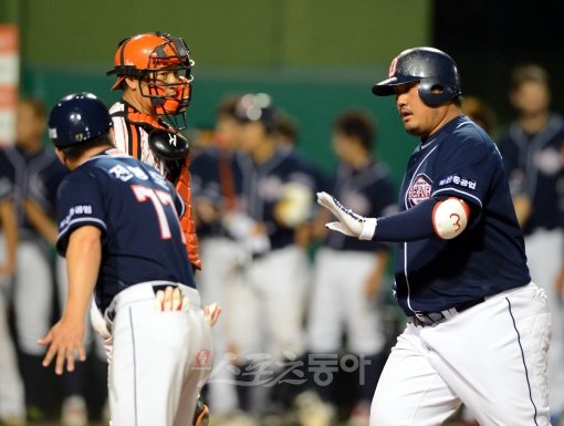 두산 최준석(오른쪽)이 4회 우월1점아치를 뿜은 뒤 홈플레이트에서 전형도 코치의 환영을 받고 있다. 대전｜박화용 기자 inphoto@donga.com 트위터 @seven7sola