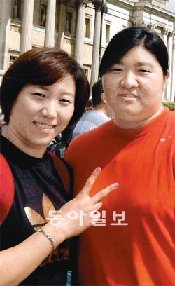 8일(현지 시간) 영국 런던 내셔널갤러리 관람에 나선 장미란(오른쪽)과 김순희 역도 여자 대표팀 코치. 런던=이헌재 기자 uni@donga.com