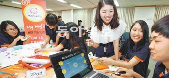 한화그룹의 채용 전제형 인턴들이 지난달 25일 경기 가평군 한화인재경영원에서 선배 사원으로부터 경영전략을 짜는 SWOT(Strength, Weakness, Opportunity, Threat·강점 약점 기회 위협) 방법론을 배우고 있다. 한화그룹 제공