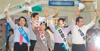 새누리당 대선 경선 후보들이 10일 합동연설회가 열리는 강원 춘천시 호반체육관으로 들어서며 손을 흔들고 있다. 왼쪽부터 안상수 김태호 박근혜 김문수 임태희 후보. 춘천=양회성 기자 yohan@donga.com