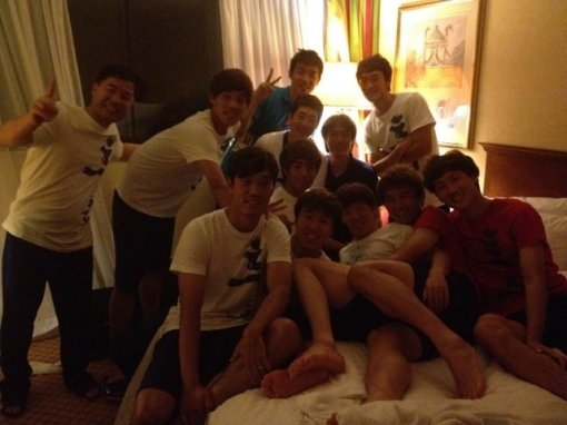 밝은 미소를 띄고 있는 한국 올림픽축구대표팀. 사진출처=구자철 트위터