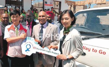 기아자동차는 11일(현지 시간) 탄자니아 나가샹퀴 지역에 봉고트럭 4대를 기증하는 등
글로벌 사회공헌 사업에 나섰다. 기증한 차량 앞에서 최귀현 기아차 이사, 사이드 메키
사디키 다르에스살람 주지사, 양진옥 굿네이버스 사무총장(앞줄 왼쪽부터)이 기념촬영
을 하고 있다. 기아자동차 제공