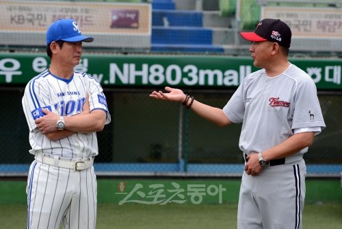 경기전 삼성 류중일 감독과 LG 김기태 감독이 이야기를 나누고 있다. 대구 | 김민성 기자 marineboy@donga.com 트위터 @bluemarine007