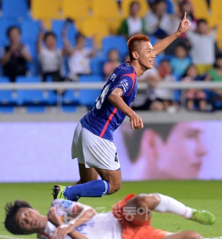 12일 인천축구전용경기장에서 열린 인천과 강원의 경기에서 인천 남준재가 침착한 헤딩슛으로 선제 결승골을 터뜨린 후 환호하고 있다. 인천｜김종원 기자 won@donga.com 트위터 @beanjjun