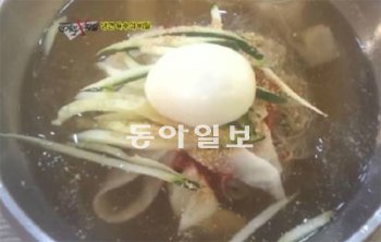 냉면 육수의 실체를 파헤친 ‘이영돈 PD의 먹거리 X파일’의 한 장면. 채널A 제공