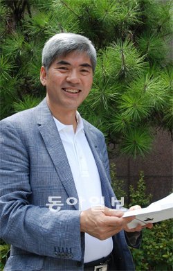 이진우 포스텍 석좌교수는 복합적인 현대사회에서 한 사람이 진보냐 보수냐는 사안에 따라 다르다고 말한다. 예를 들어 경제에서는 진보적으로 분배를 우선시하면서도 여성 문제에서는 보수적으로 가부장적인 사람들이 많다는 것. 그는 사람들이 사안별로 점수를 매겨 자신의 정치적 지형도를 판단해 보도록 지표를 만들 생각도 있다고 말했다. 대구=신성미 기자 savoring@donga.com