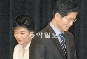 가까이하기엔… 새누리당 박근혜 의원(왼쪽)과 김문수 경기도지사가 12일 경기 부천시 OBS 본사에서 열린 대선후보 경선 ‘50대 정책토크’에서 서로 시선을 피하고 있
다. 부천=안철민 기자 acm08@donga.com