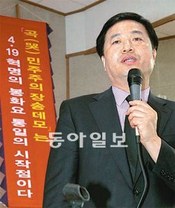 민주통합당 대선후보 경선에 출마한 김두관 전 경남도지사가 12일 광주 4·19혁명기념관을 방문해 “저는 한번도 불의와 기득권에 타협하지 않았다”고 말하고 있다. 광주=연합뉴스