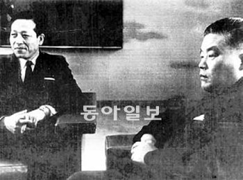1962년 11월 12일 당시 김종필 중앙정보부장(왼쪽)이 일본 도쿄에서 한일 청구권 등을 협의하기 위해 오히라 마사요시 일본 외상을 만나고 있다. 동아일보DB