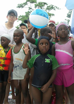 11일 서울 광진구 뚝섬 수영장에 온 난민아동들과 대원외고 동아리 ‘쉘터’ 학생들이
포즈를 취했다. 대원외고 동아리 ‘쉘터’ 제공