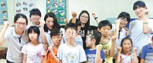 대전여고 봉사활동 동아리 ‘유니세프’는 6일 대전 비래동 지역아동센터를 찾아 ‘올림픽 페이스페인팅’ 봉사활동을 했다.