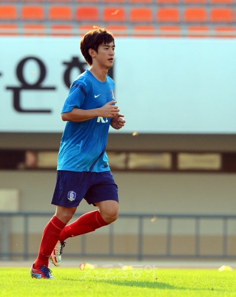 최강희 감독이 이끄는 축구국가대표팀이 오는 15일 예정된 잠비아와 친선경기를 앞두고 13일 오후 경기도 안양종합운동장에서 훈련을 가졌다. 송진형이 런닝으로 몸을 풀고 있다. 안양ㅣ박화용 기자 inphoto@donga.com 트위터 @seven7sola