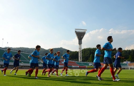 최강희 감독이 이끄는 축구국가대표팀이 잠비아와의 친선경기(15일)를 앞둔 13일 경기도 안양종합운동장에서 러닝을 하며 몸을 풀고 있다. 안양｜박화용 기자 inphoto@donga.com 트위터 @seven7sola