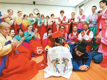 독일 본대학 학생들이 계명대 동영관에서 전통혼례를 체험하고 있다. 계명대 제공