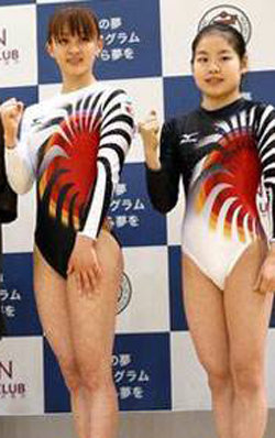 일본 체조 대표팀 선수들이 과거 일본의 군국주의를 상징하는 욱일승천기를 형상화한 유니폼을 입고 있다. 아사히신문 홈페이지