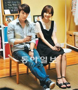 18일 오후 7시 반 첫 회가 방영되는 채널A의 새 주말드라마 ‘판다양과 고슴도치’. ‘슈퍼주니어’의 동해(왼쪽)가 빵집 ‘카페 판다’의 까칠한 파티시에 고승지로, 배우 윤승아가 느긋한 주인 ‘판다양’으로 출연한다. 라이언피쉬 제공