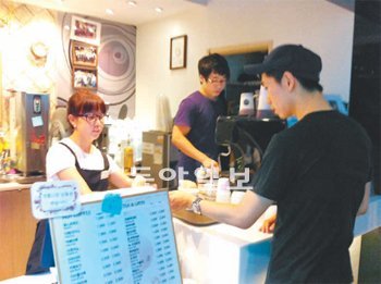 대전 서구 둔산동 대전시청 1층의 건강카페. 장애인들의 일터인 건강카페에서 윤지은 씨(왼쪽)가 차 주문을 받고 있다. 지명훈 기자 mhjee@donga.com