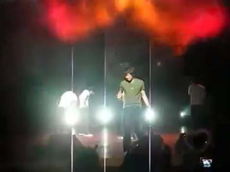 ‘잘 가라 구자철’이라는 제목의 사진이 화제가 되고 있는 가운데 구자철이 제주 유나이티드 소속으로 활동하던 시절 팬미팅에서 춤을 추는 동영상이 공개됐다.